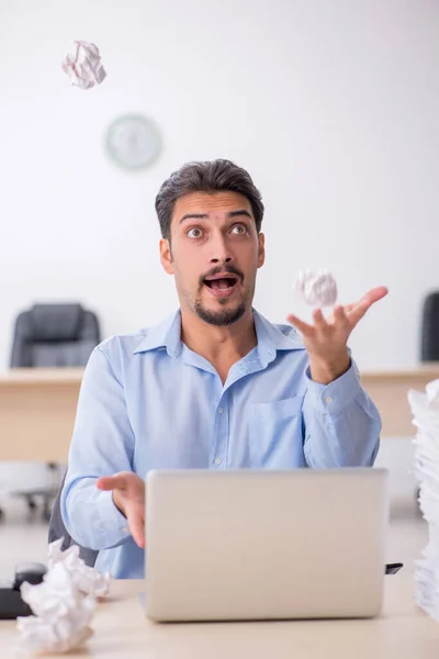 Junge männliche Mitarbeiter lehnen neue Ideen im Büro ab — Stockfoto