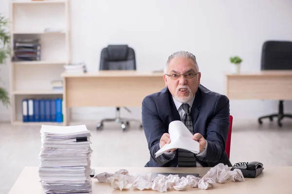 Velho empregado masculino no conceito de brainstorming — Fotografia de Stock