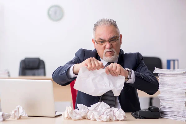 Velho empregado masculino no conceito de brainstorming — Fotografia de Stock