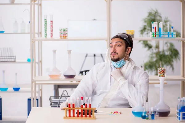 若い男性化学者は研究室で非常に疲れている — ストック写真