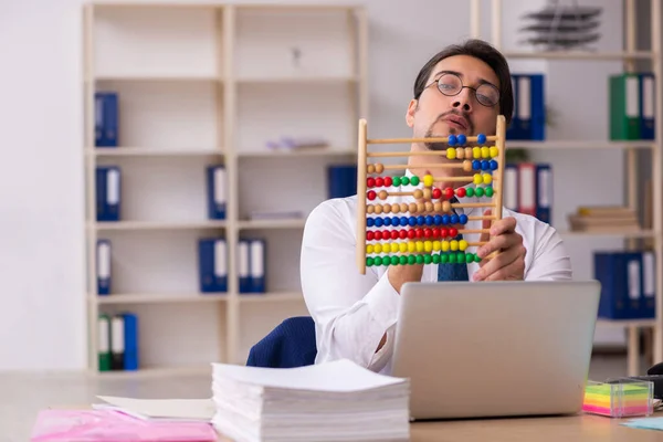 Jonge mannelijke boekhouder in budgetplanningsconcept met abacus — Stockfoto