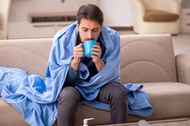 Genç adam kendini kötü hissediyor.