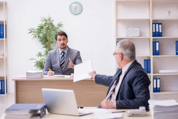 Dos empleados masculinos que trabajan en la oficina —  Fotos de Stock