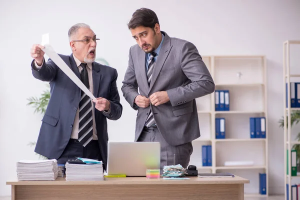 Zwei männliche Buchhalter im Budgetplanungskonzept im Büro — Stockfoto