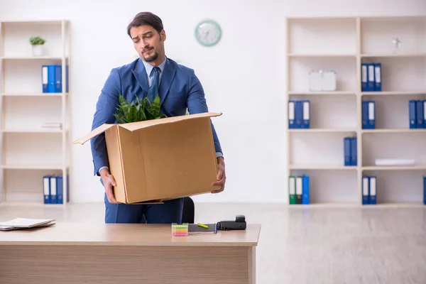 Junge männliche Mitarbeiter in Standortverlagerungskonzept — Stockfoto