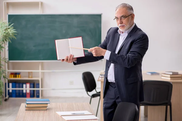 Oude mannelijke leraar voor schoolbord — Stockfoto