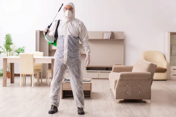 Joven contratista masculino haciendo control de plagas en casa —  Fotos de Stock