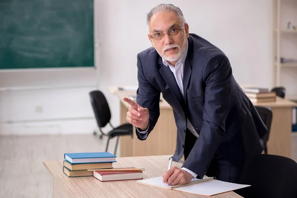 Viejo profesor delante de la pizarra —  Fotos de Stock