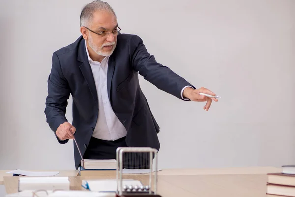 Viejo profesor en el aula — Foto de Stock