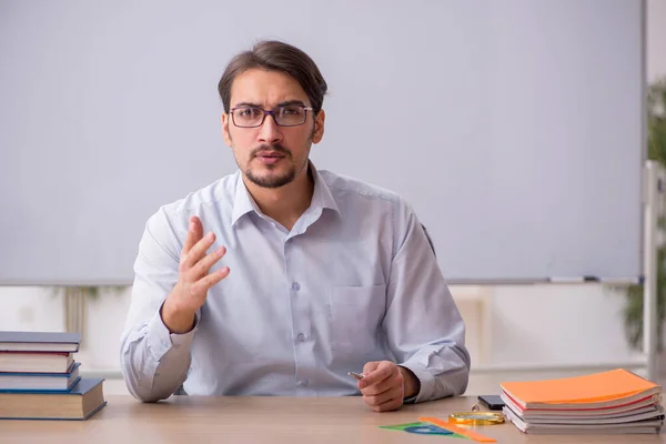 Joven profesor delante de pizarra —  Fotos de Stock