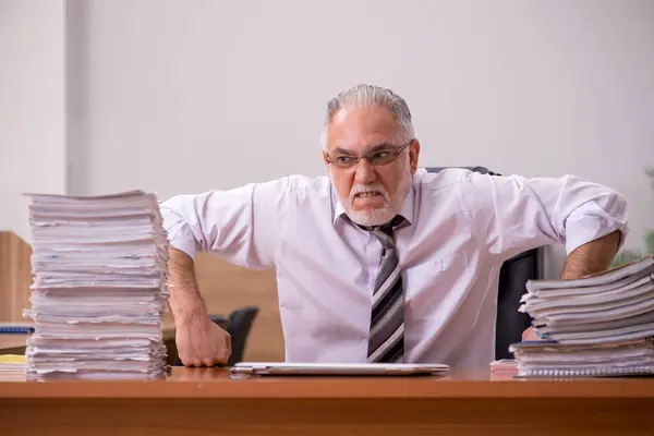Viejo empleado y demasiado trabajo en la oficina — Foto de Stock