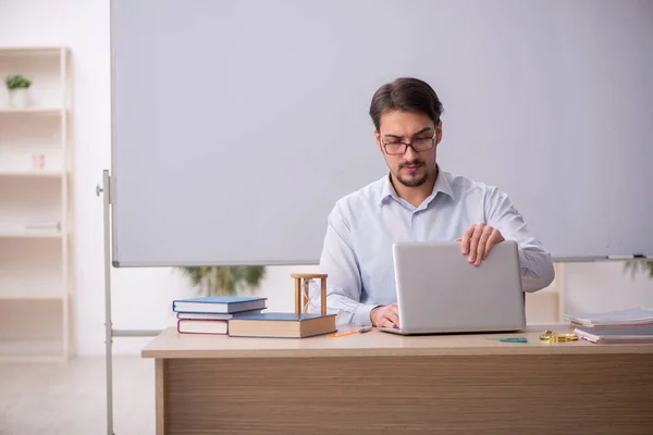 Joven profesor delante de pizarra — Foto de Stock