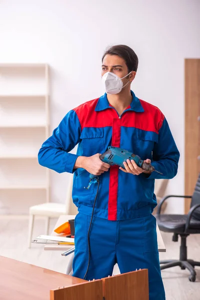 Joven carpintero masculino trabajando en la oficina durante una pandemia —  Fotos de Stock