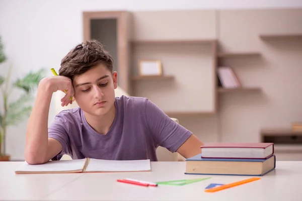 Écolier se préparant pour les examens à la maison — Photo