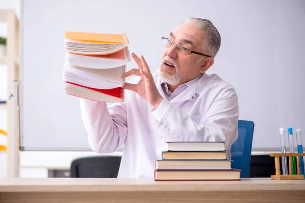 Viejo profesor de química en el aula — Foto de Stock