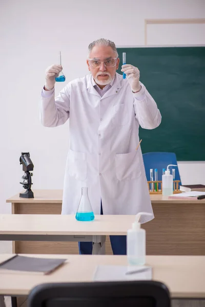 Viejo profesor de química en el aula —  Fotos de Stock