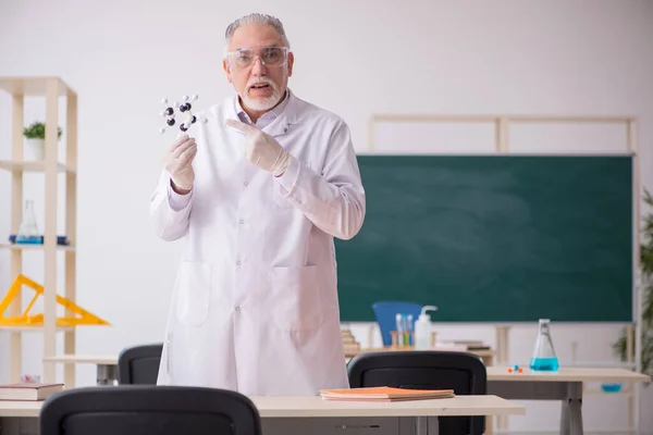 Velho professor de química masculino na sala de aula — Fotografia de Stock