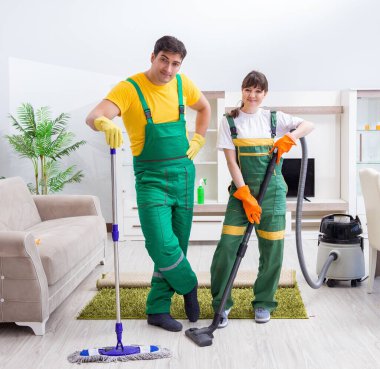 Evde çalışan profesyonel müteahhitleri temizliyorum.