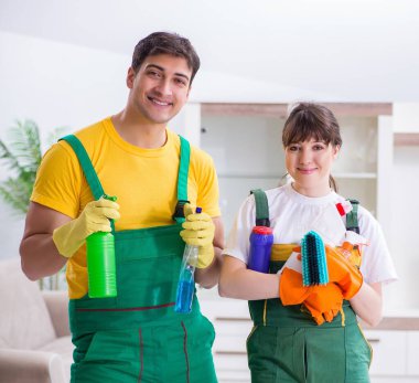 Evde çalışan profesyonel müteahhitleri temizliyorum.