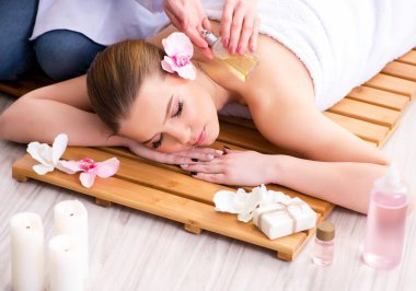 Salondaki spa prosedürü sırasında genç bir kadın.