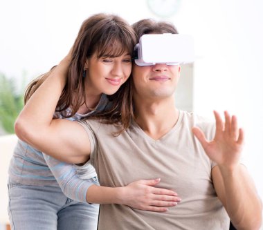 Sanal gözlüklü engelli adam