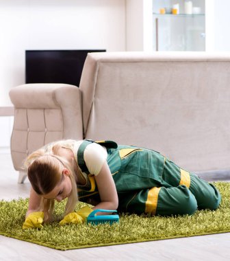 Profesyonel temizlikçi kadın halısı