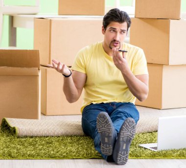 Genç ve yakışıklı bir adam yeni evine taşınıyor.