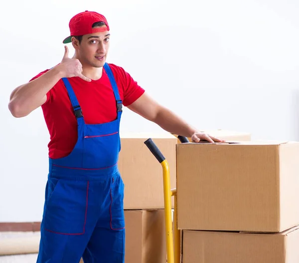 Kontraktsarbetare som flyttar lådor under kontorsflytten — Stockfoto