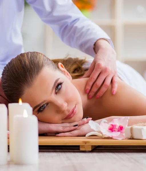 Jonge vrouw tijdens spa procedure in salon — Stockfoto