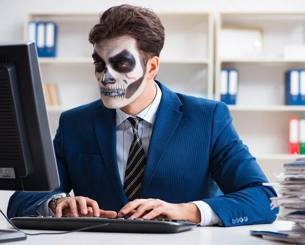 Geschäftsleute mit gruseliger Gesichtsmaske arbeiten im Büro — Stockfoto