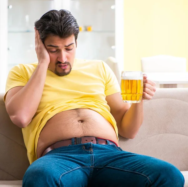 Fat obesitas pria memegang bir dalam konsep diet — Stok Foto