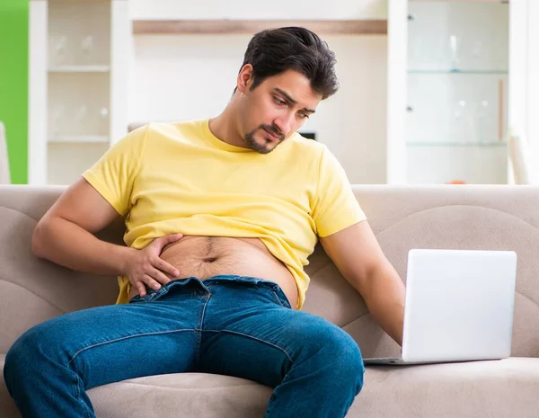 Uomo alla ricerca di informazioni in Internet nel concetto di dieta — Foto Stock