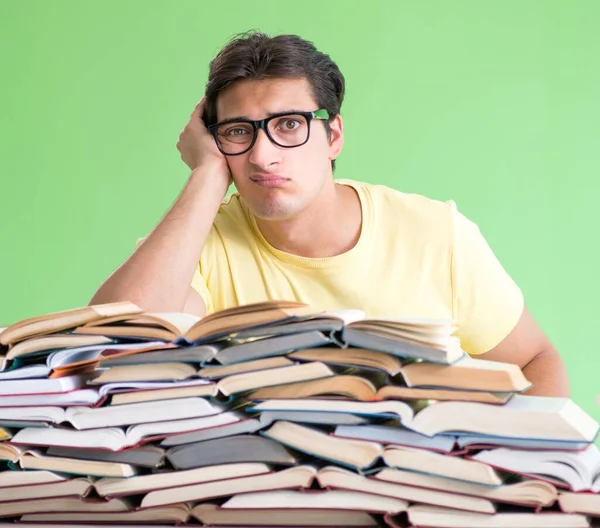 Student s příliš mnoho knih ke čtení před zkouškou — Stock fotografie