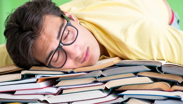 Estudiante con demasiados libros para leer antes del examen — Foto de Stock