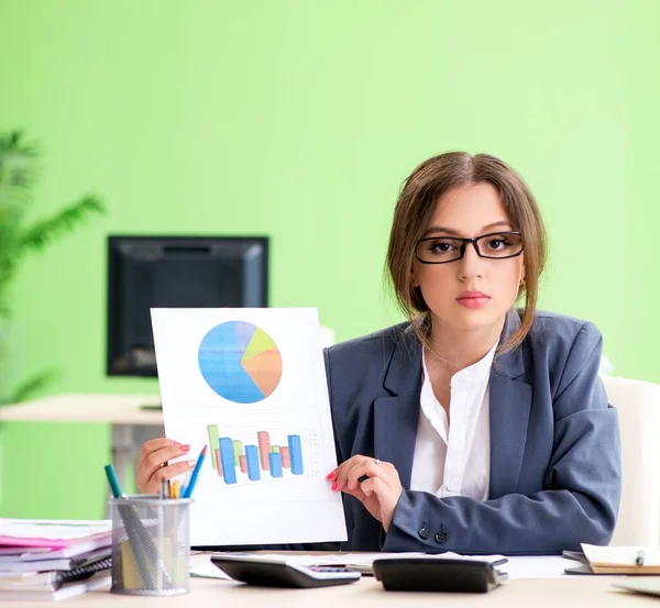 Gerente financeira do sexo feminino apresentando gráfico sentado no o — Fotografia de Stock