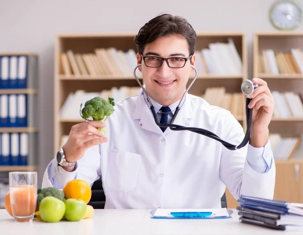 Médico en concepto de dieta con frutas y verduras — Foto de Stock