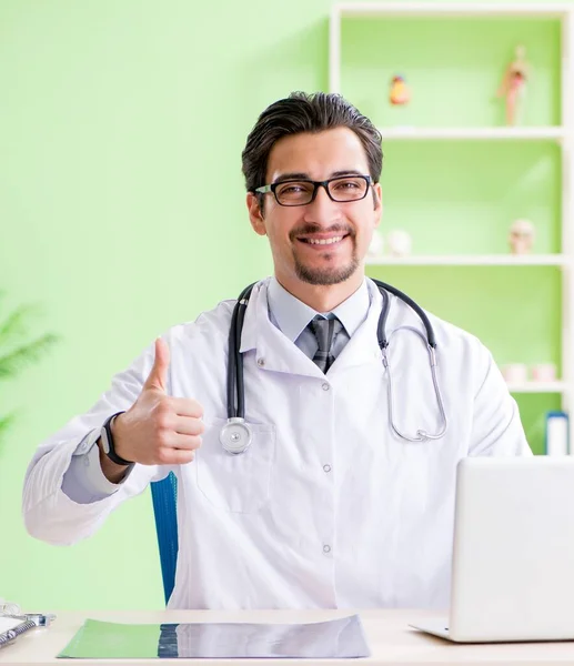 Médico trabajando en el hospital — Foto de Stock