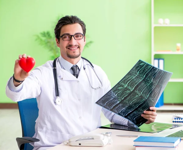 Radiólogo médico examinando la radiografía en el hospital —  Fotos de Stock