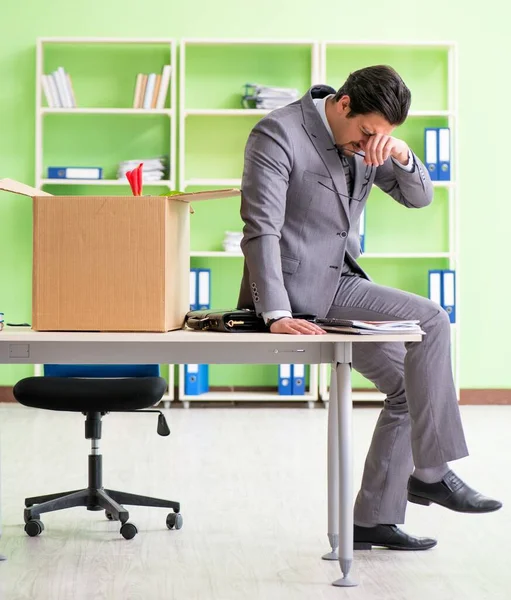 Männlicher Mitarbeiter sammelt nach Kündigung seine Sachen — Stockfoto