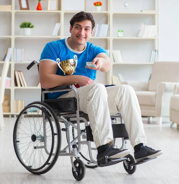 Zdravotně postižený muž sleduje sport v televizi — Stock fotografie