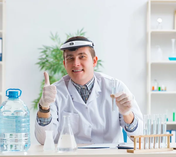 Young chemist student experimenting in lab — Stock Photo, Image