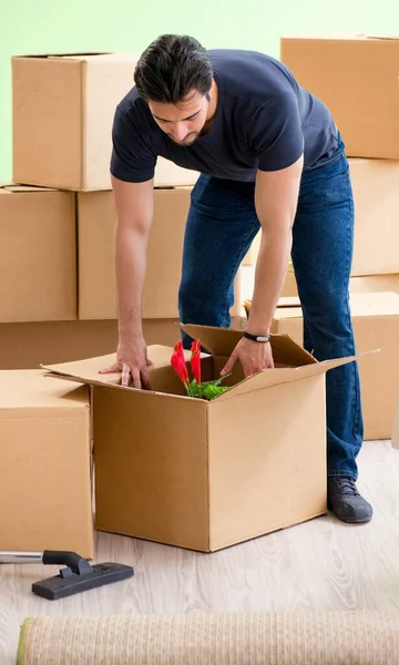 Человек движется дом с коробками — стоковое фото