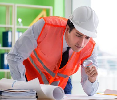 Adam mimar proje üzerinde çalışıyor.