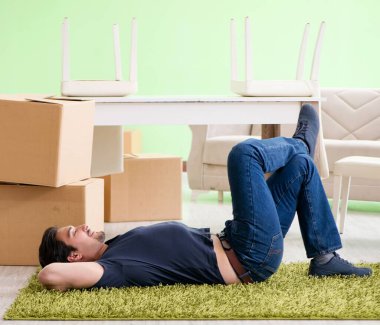 Kutuları taşıyan adam.