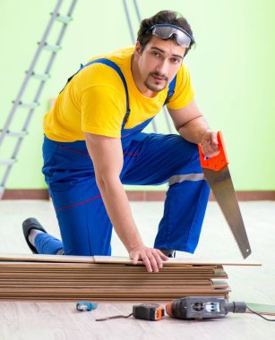 Profesyonel müteahhit evde döşeme döşemesi yapıyor.