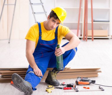 Tatilde içki içen tamirci.