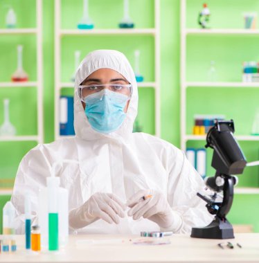 Laboratuvarda yeni bir deney üzerinde çalışan kimyager.