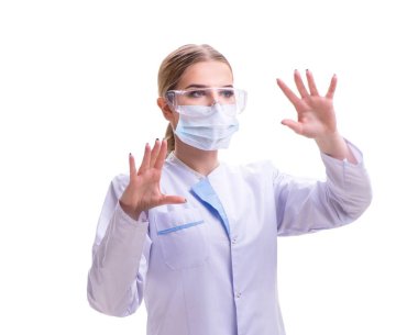 Genç kadın doktor beyaz arka planda izole edilmiş.