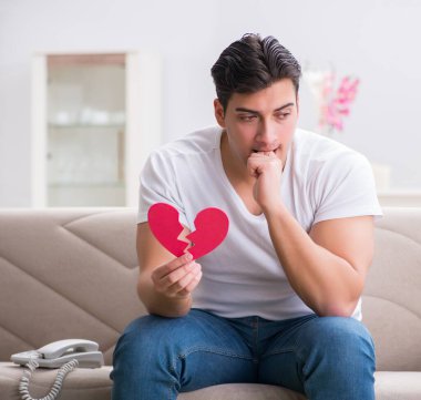 Üzgün Aziz Sevgililer Günü konsepti içinde genç bir adam