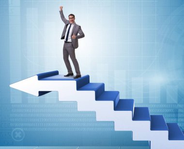 İş adamı iş dünyasında kariyer basamaklarını tırmanıyor